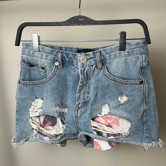 Kendall + Kyle Tie Dye Pocket Distressed Festival Denim Shorts Size 6 - Picture 1 of 7